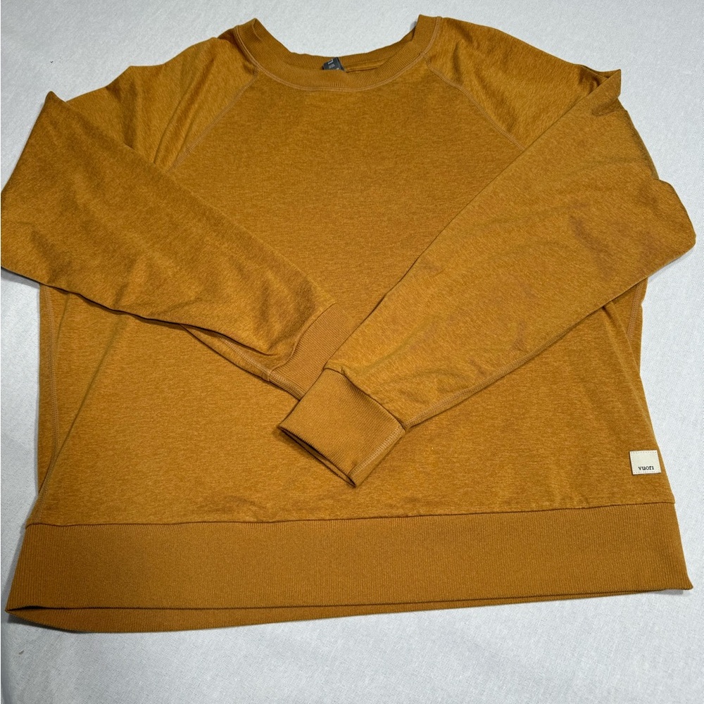 Like new Vuori Long sleeved Halo DreamKnit crew - Size M